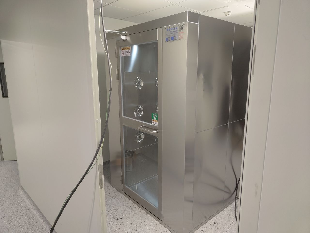 風(fēng)淋室設(shè)備為什么前后兩道門要設(shè)計(jì)成互鎖裝置？